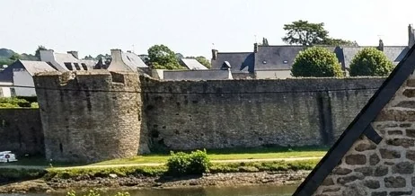 Remparts de la ville close d’Hennebont au bord du Blavet, vus depuis un toit en chantier